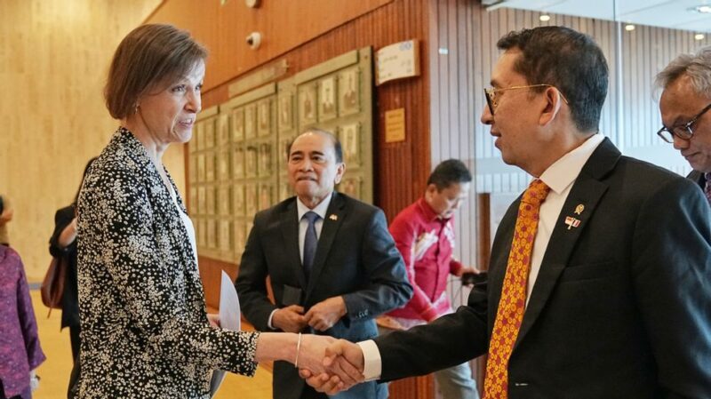 Menbud Fadli Zon when handing over wastra nusantara (Doc. Kemenbud)