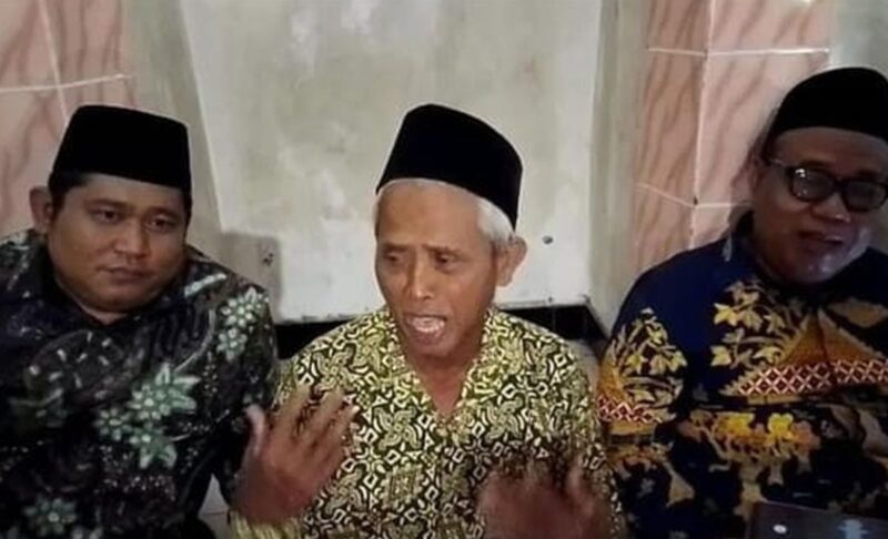 Ahmad Zuhdi (tengah), guru Madin yang didenda Rp 25 juta usia tampar murid. (Foto: Instagram Info Demak)