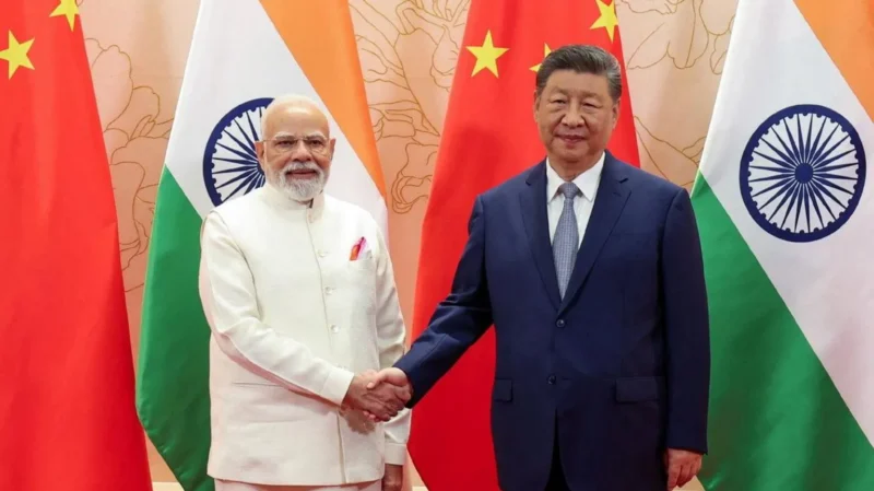 Presiden Tiongkok Xi Jinping dan PM India Narendra Modi dalam pertemuan bersejarah di Tianjin, Tiongkok. (Foto: Reuters)