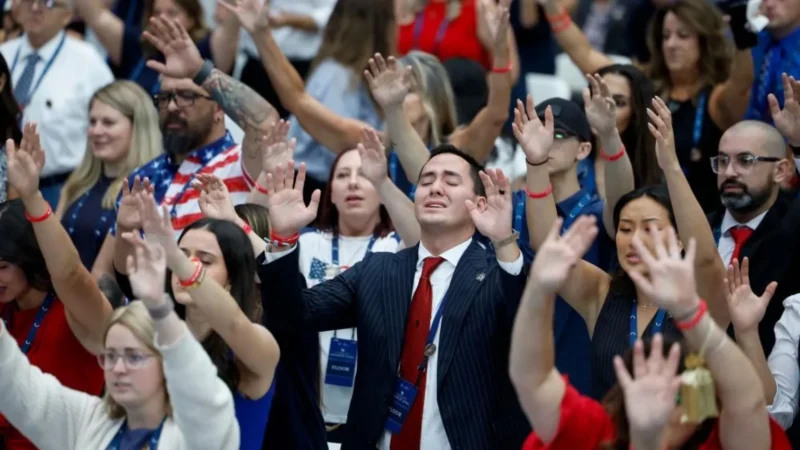Puluhan ribu orang memadati State Farm Stadium di Arizona untuk menghadiri upacara memorial Charlie Kirk, Minggu (21/9/2025). (Sumber: EPA)