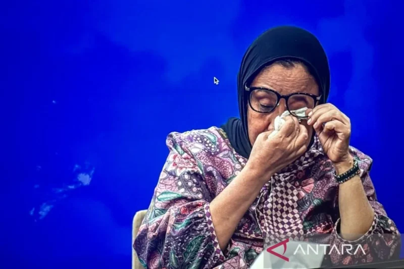 Wakil Kepala Badan Gizi Nasional (BGN), Nanik S. Deyang, saat memohon maaf atas rentetan kasus keracunan dalam program Makan Bergizi Gratis di Jakarta, Jumat (26/9/2025). (Sumber: ANTARA FOTO/Galih Pradipta)