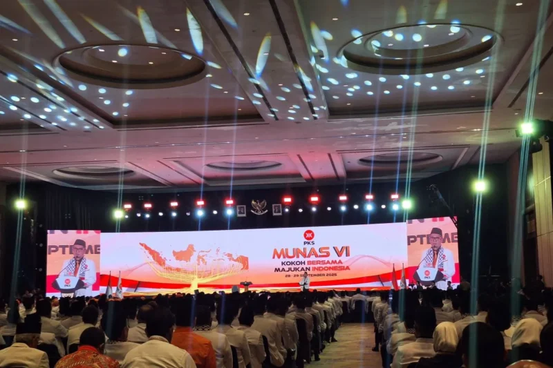 Presiden PKS, Almuzzammil Yusuf, saat memberikan sambutan dalam acara penutupan Munas VI PKS di Jakarta, Senin (29/9/2025). (Sumber: ANTARA/Fianda Sjofjan Rassat)