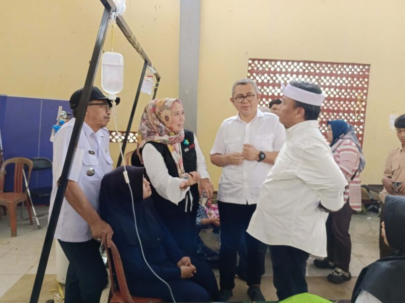 Sekretaris Daerah (Sekda) Provinsi Jawa Barat, Herman Suyatman, saat meninjau lokasi keracunan MBG di Kecamatan Cipongkor, Kabupaten Bandung Barat. (Sumber: Hendra Hidayat/Radar Bandung)