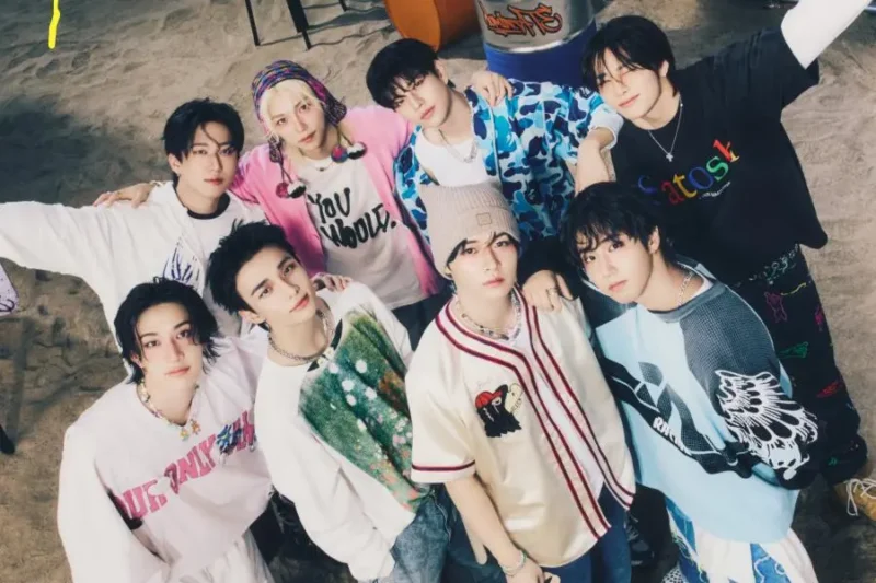 Stray Kids kembali mencetak rekor baru di tangga lagu Billboard dengan album terbaru mereka, 'KARMA'. (Sumber: JYP Entertainment/Soompi)