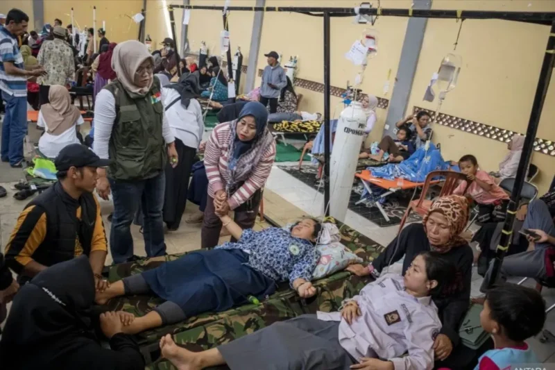 Perawatan siswa korban keracunan Makan Bergizi Gratis (MBG) di Kabupaten Bandung Barat beberapa waktu lalu. Penyebabnya kini telah dipastikan oleh Labkesda Jabar. (Sumber: ANTARA/Abdan Syakura)