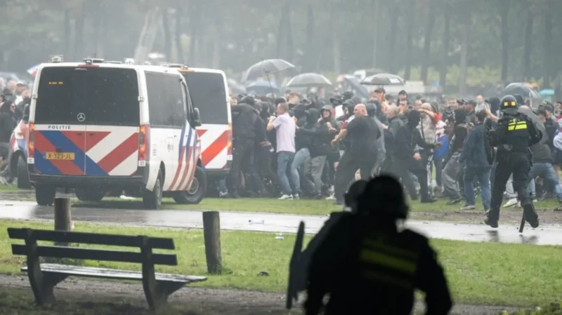 Polisi anti-huru hara berhadapan dengan para pengunjuk rasa di Den Haag, Belanda. Aksi yang menuntut kebijakan imigrasi yang lebih ketat ini diwarnai bentrokan. (Sumber: EPA)