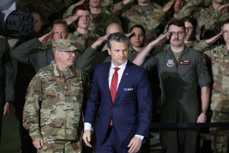 Menteri Pertahanan AS Pete Hegseth (kiri) bersama Presiden Donald Trump. Hegseth memanggil ratusan jenderal ke pertemuan misterius pekan depan. (Sumber: SCOTT OLSON/GETTY IMAGES/AFP)