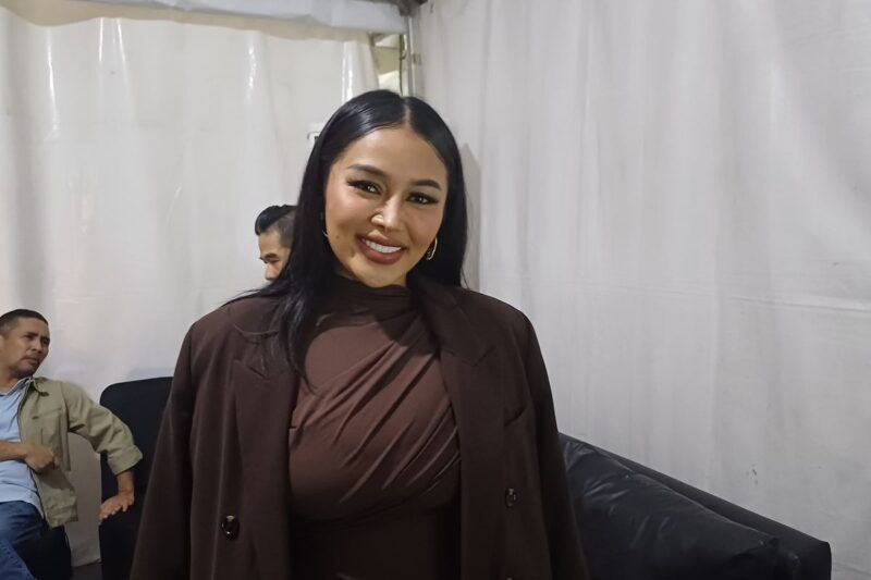 Penyanyi Mutia Ayu saat tampil di Soundsfest 2025. Ia mengaku belum berani menjalin hubungan baru setelah lima tahun kepergian suaminya, Glenn Fredly. (Sumber: KOMPAS.com/Revi C Rantung)