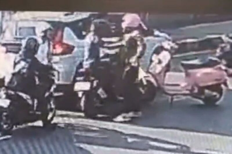 Tangkapan layar rekaman CCTV yang menunjukkan insiden pemukulan di Jalan Ampera Raya, Jakarta Selatan, Senin (22/9/2025). (Sumber: Kompas.com/Hanifah Salsabila)