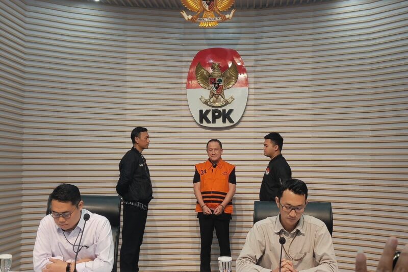  Menas Erwin Djohansyah (MED) saat dihadirkan dalam konferensi pers KPK usai ditetapkan sebagai tersangka kasus suap di Mahkamah Agung, Kamis (25/9/2025). (Sumber: KOMPAS.com/NICHOLAS RYAN ADITYA)