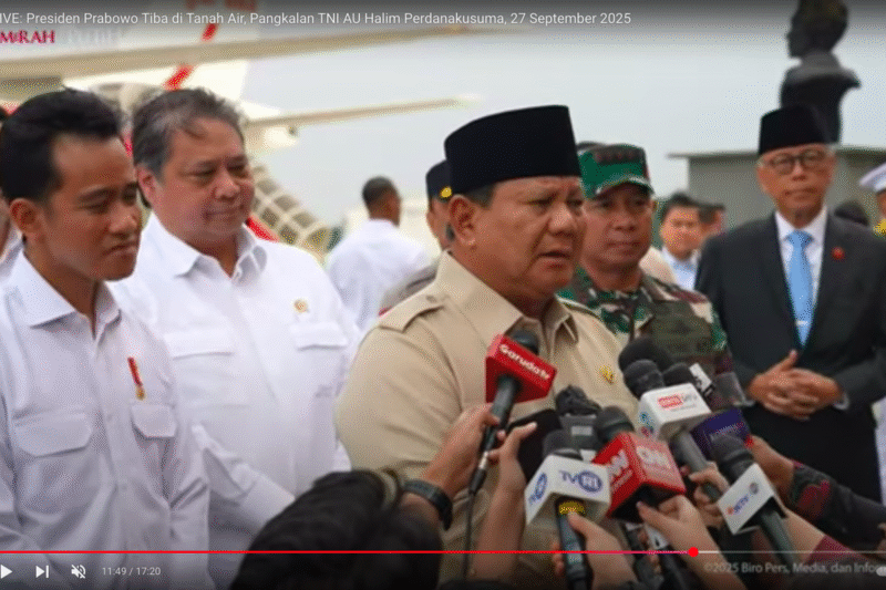 Presiden Prabowo Subianto saat memberikan keterangan pers terkait kasus keracunan MBG setibanya di Lanud Halim Perdanakusuma, Jakarta, Sabtu (27/9/2025). (Sumber: Tangkapan Layar YouTube Sekretariat Presiden)