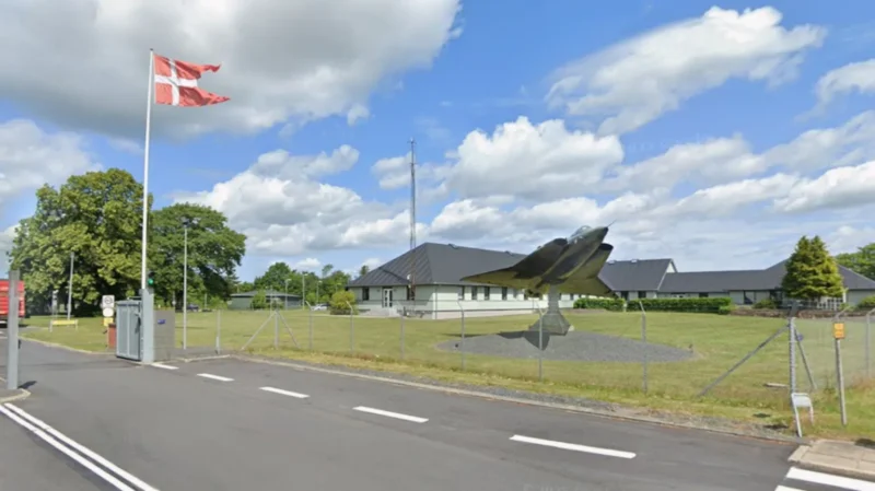 Pangkalan udara Karup, fasilitas militer terbesar di Denmark, menjadi lokasi terbaru penampakan drone misterius. (Sumber: Google/BBC)