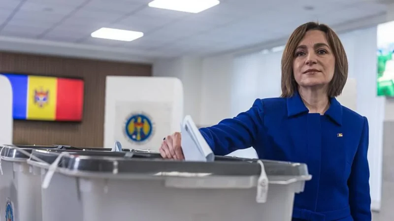 Presiden Moldova, Maia Sandu, saat memberikan suaranya. Partainya diproyeksikan kembali memenangkan mayoritas di parlemen. (Sumber: Anadolu via Getty Images)