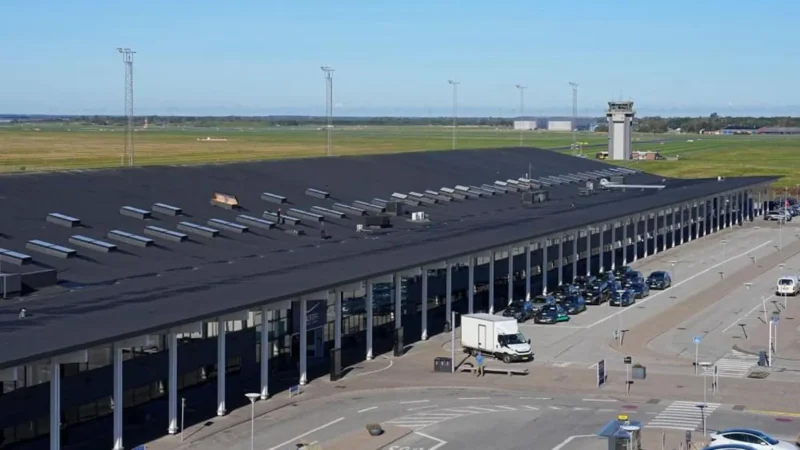 Bandara Aalborg di Denmark yang ditutup sementara pada Rabu malam setelah drone terlihat di atasnya. (Sumber: EPA)