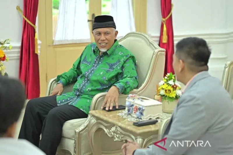 Gubernur Sumatera Barat, Mahyeldi, menjelaskan upaya Pemprov dalam menstabilkan harga cabai yang melonjak drastis. (Sumber: ANTARA/HO-Biro Adpim)