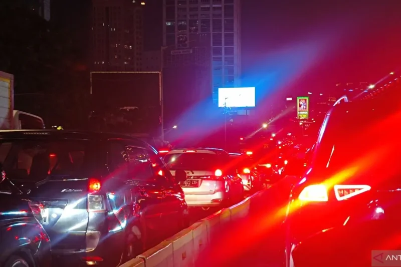 Kemacetan parah di Jalan Gatot Subroto dari arah Semanggi menuju Slipi, Rabu (24/9/2025), akibat penutupan Gerbang Tol Semanggi 1. (Sumber: ANTARA/Risky Syukur)