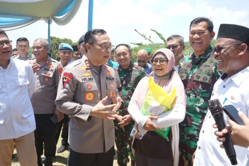 Kapolda Lampung Irjen Pol Helmy Santika saat menyerahkan bantuan beras kepada warga di Lampung Selatan, Rabu (24/9). (Foto: ANTARA/HO-Polda Lampung)