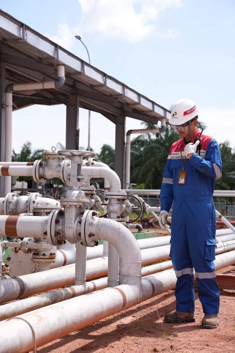 Petugas Pertamina EP Field Jambi melakukan pengecekan di jalur pipa minyak untuk mencegah praktik illegal tapping. (Sumber: Dokumentasi/Pertamina)