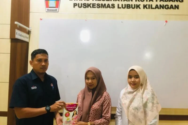 Bantuan susu khusus dari PT Semen Padang diharapkan dapat meningkatkan gizi ibu hamil KEK dan mencegah stunting sejak dini. (Sumber: ANTARA/Rilis)