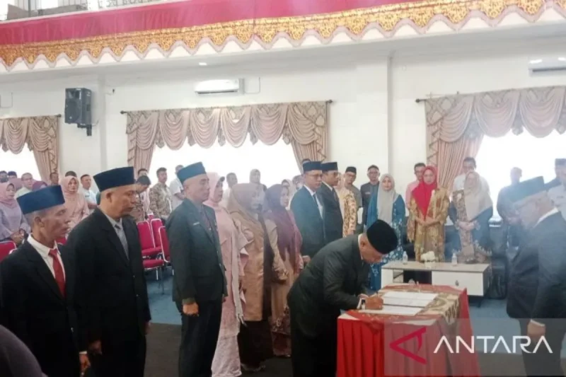 Kepala Bagian Hukum Setda Pasaman Barat, Indra Syahputra, usai dilantik oleh Bupati Yulianto, Jumat (26/9/2025). (Sumber: ANTARA/Altas Maulana)