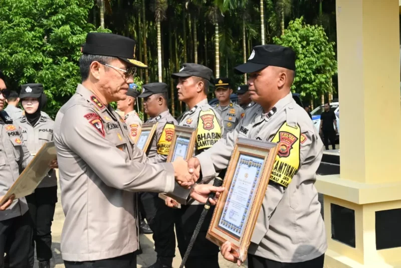 Kapolda Jambi, Irjen Pol Krisno H Siregar, saat memberikan penghargaan kepada sejumlah Bhabinkamtibmas berprestasi di Tanjung Jabung Timur, Sabtu (27/9/2025). (Sumber: Dokumentasi/Polda Jambi)