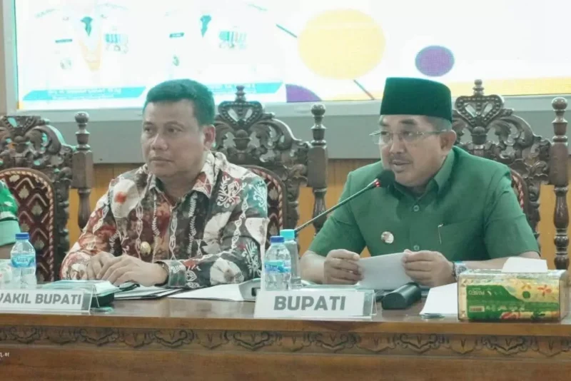  Bupati Tanjung Jabung Barat, Anwar Sadat, menekankan pentingnya sinergi semua OPD untuk mencapai target penurunan stunting. (Sumber: metrojambi.com)