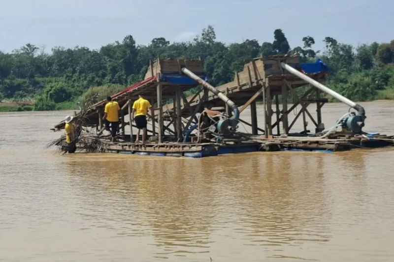 Salah satu rakit tambang emas tanpa izin (PETI) yang beroperasi di Sungai Kuantan, Kabupaten Kuantan Singingi, sebelum dimusnahkan oleh polisi. (Sumber: ANTARA/HO-Polres Kuansing)