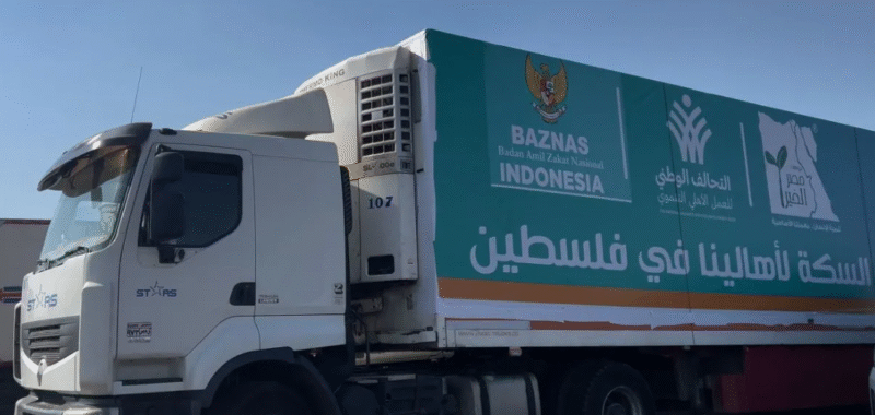 Salah satu dari 10 truk yang membawa bantuan dari masyarakat Indonesia melalui Baznas, bersiap berangkat dari Mesir menuju perbatasan Rafah, Palestina. (Sumber: ANTARA/HO-Baznas RI)