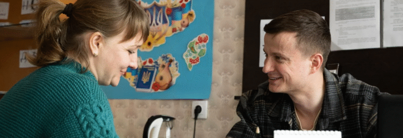 Tim kesehatan mental komunitas memberikan layanan perawatan di Ukraina pada tahun 2023. WHO menyerukan peningkatan layanan berbasis komunitas seperti ini di seluruh dunia untuk mengatasi krisis kesehatan mental. (Sumber: WHO / Christopher Black)