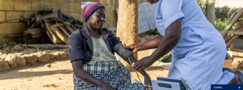 Seorang perawat memeriksa tekanan darah pasien di Zimbabwe. Hipertensi yang tidak terkontrol menjadi penyebab utama serangan jantung dan stroke di seluruh dunia. (Sumber: WHO/Tafadzwa Ufumeli)