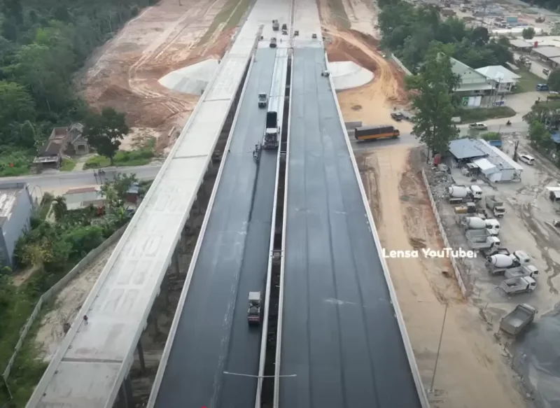 Jalan Tol Tempino-Jambi, yang merupakan ruas tol pertama di Provinsi Jambi, kini telah resmi beroperasi. (Sumber: Tangkapan layar Lensa Youtuber/Metrojambi.com)