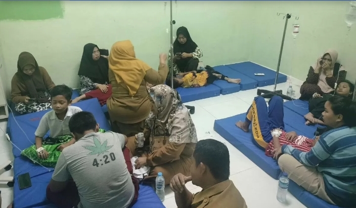 Sejumlah siswa korban keracunan menu MBG ikan hiu saat menjalani perawatan di RSUD dr. Agoesdjam, Ketapang, Selasa (23/9/2025). (Sumber: Istimewa/Radar Bandung)