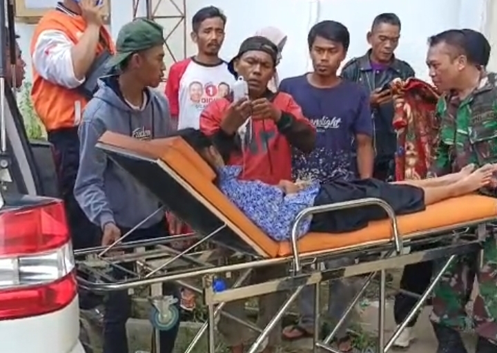 Seorang siswa korban keracunan MBG di Kecamatan Cipongkor, Kabupaten Bandung Barat, saat mendapatkan perawatan medis, Rabu (24/9/2025). (Sumber: Hendra Hidayat/Radar Bandung)