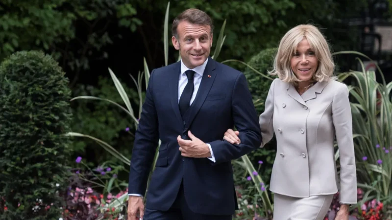 Presiden Prancis Emmanuel Macron dan istrinya, Brigitte Macron. Mereka akan menyajikan bukti ilmiah ke pengadilan AS untuk melawan teori konspirasi yang disebarkan oleh influencer Candace Owens. (Sumber: Getty Images)