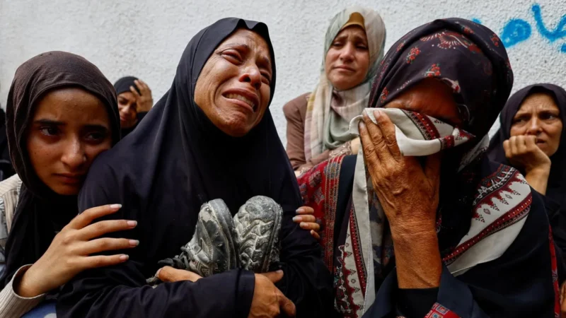 Seorang ibu Palestina meratapi putranya yang tewas akibat serangan Israel di Kota Gaza. Komisi PBB menyimpulkan Israel telah melakukan genosida di wilayah tersebut. (Sumber: Reuters)