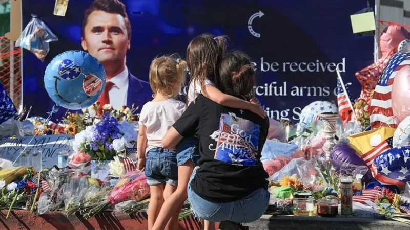 Memorial untuk mendiang aktivis konservatif, Charlie Kirk, di Phoenix, Arizona. (Foto: Getty Images)