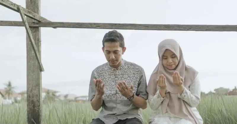 Pemenuhan nafkah lahir dan batin merupakan kewajiban suami untuk menciptakan keluarga yang harmonis. (Sumber: Freepik/wirestock)