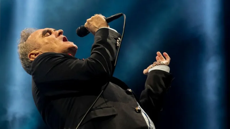 Morrissey, mantan vokalis The Smiths, saat tampil di atas panggung. (Foto: Getty Images)