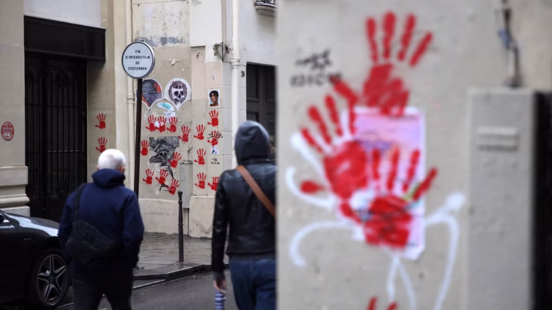 Grafiti tangan merah yang dilukis di Tembok Peringatan Holocaust di Paris pada Mei 2024. Otoritas Prancis mencurigai Rusia berada di balik aksi provokatif ini. (Sumber: Antonin Utz/AFP/Getty Images)
