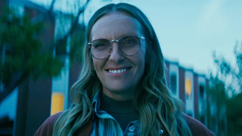 Toni Collette berperan sebagai Evelyn Wade, pemimpin sebuah sekolah misterius untuk remaja bermasalah dalam serial Netflix, 'Wayward'. (Sumber: Netflix/TV Guide)