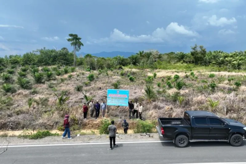  Tim gabungan Pemkab Pasaman Barat saat memasang plang dan patok untuk mengamankan aset lokasi rest area Pelabuhan Teluk Tapang, Air Bangis. (Sumber: ANTARA/HO-Dishub Pasaman Barat)