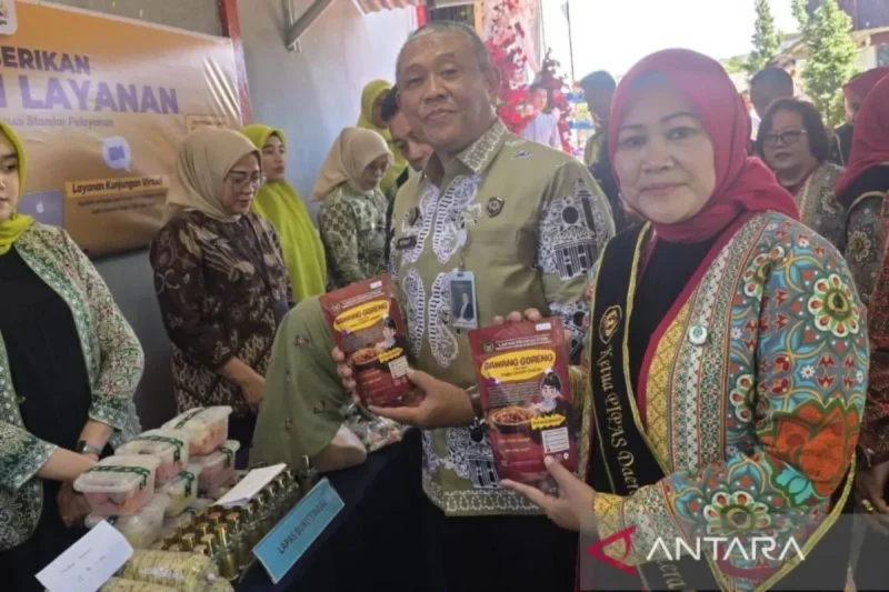 Produk UMKM Bawang Goreng karya warga binaan Lapas Alahan Panjang yang ditampilkan dalam festival di Lapas Kelas IIB Payakumbuh. (Sumber: ANTARA/HO-Lapas Alahan Panjang)