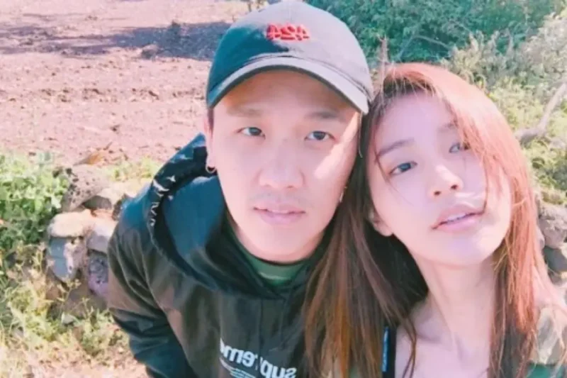 Kush dan Vivian (VVN), pasangan produser di balik banyak lagu hits K-Pop, akan segera melangsungkan pernikahan. (Sumber: Soompi)