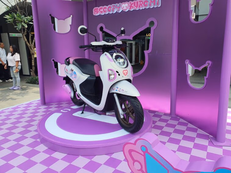Honda Scoopy edisi khusus kolaborasi dengan karakter Sanrio, Kuromi, resmi meluncur dengan basis varian Prestige. (Sumber: Oto.com)