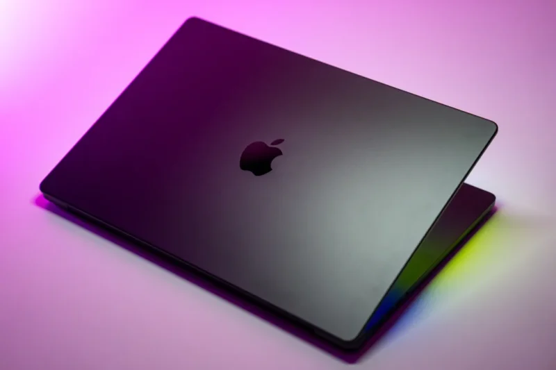 Rumor besar mengindikasikan MacBook Pro generasi mendatang akan dilengkapi layar sentuh dan panel OLED untuk pertama kalinya. (Sumber: The Verge/Antonio G. Di Benedetto)