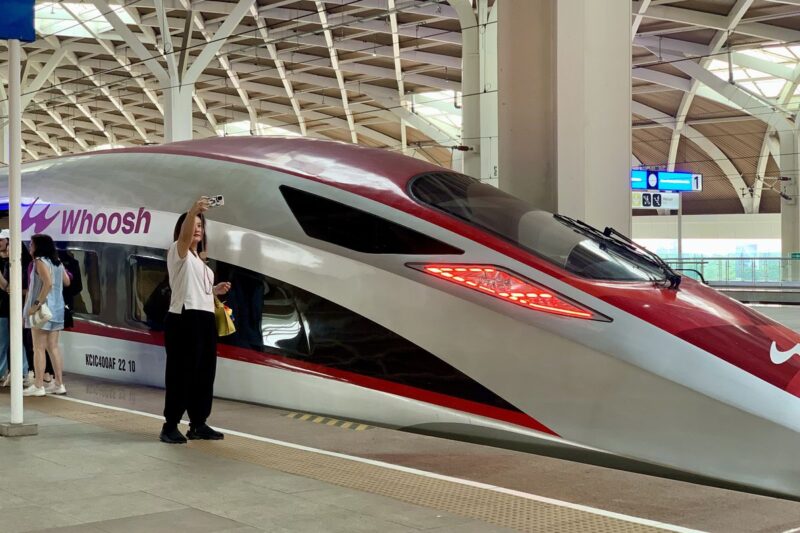 Kereta Cepat Whoosh menjadi sorotan setelah Menkeu Purbaya menolak membayar utangnya menggunakan APBN. (Sumber: KOMPAS.com/Krisda Tiofani)