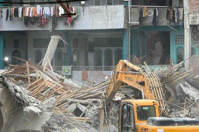 Alat berat dikerahkan untuk mempercepat evakuasi korban dan pembersihan puing bangunan di Pondok Pesantren Al Khoziny, Sidoarjo. (Sumber: Dokumentasi BNPB)