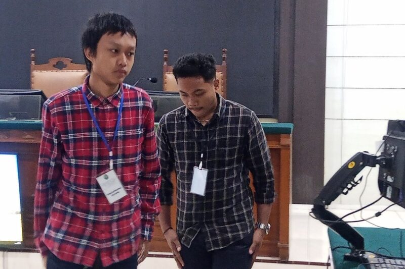 Rezki Setia Budi dan Muhammad Rafli Susanto, dua mahasiswa Undip terdakwa kasus demo May Day, saat mengikuti persidangan di PN Semarang. (Sumber: KOMPAS.COM/Muchamad Dafi Yusuf)