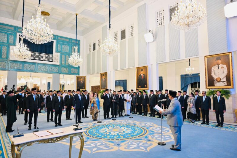 Presiden Prabowo Subianto saat memimpin upacara pelantikan sejumlah pejabat negara di Istana Negara, Jakarta, Rabu (8/10/2025). (Sumber: KOMPAS.com/FIKA NURUL ULYA)