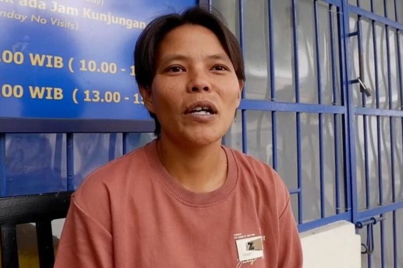 Nur Amira, wanita yang kini tidak memiliki kewarganegaraan, ditahan di Kantor Imigrasi Agam, Sumatera Barat. (Sumber: BBC Indonesia/Kompas.com)